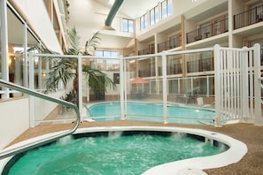 Indendørs pool, sæsonbestemt udendørs pool, parasoller, liggestole