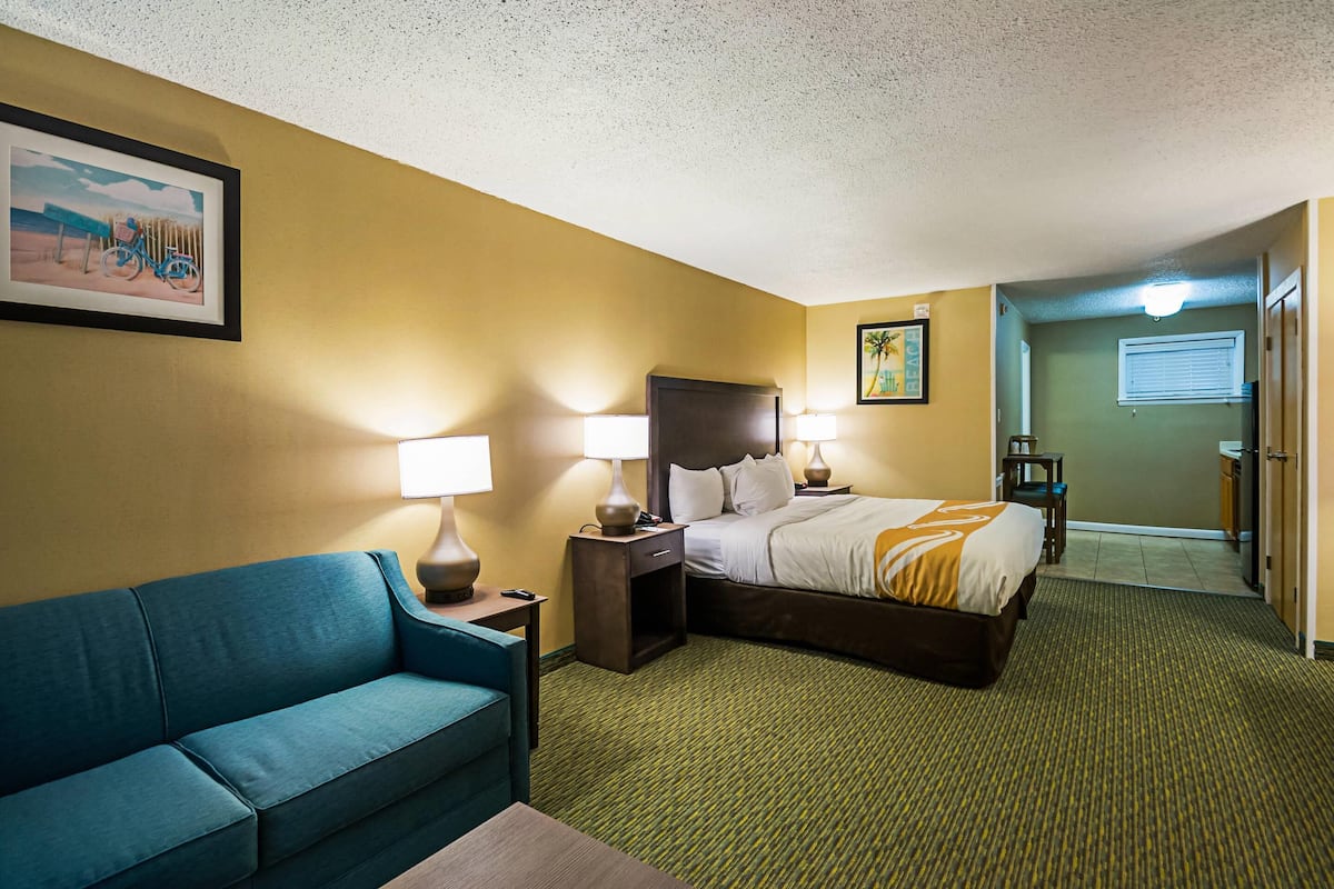 Room, Atrium 1st Floor, 1 King Bed & Sofa, Kitchenette