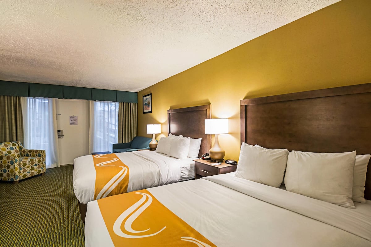 خزنة داخل الغرفة وستائر تعتيم ومكواة/لوح كي وواي فاي مجانًا