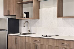 스위트, 킹사이즈침대 1개, 금연, 간이주방 | 고급 침구, 책상, 암막 커튼, 다리미/다리미판