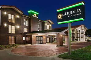 A hotel with a prominent sign reading "La Quinta by Wyndham" and a brick facade. - La Quinta Inn by Wyndham Temple (Temple)