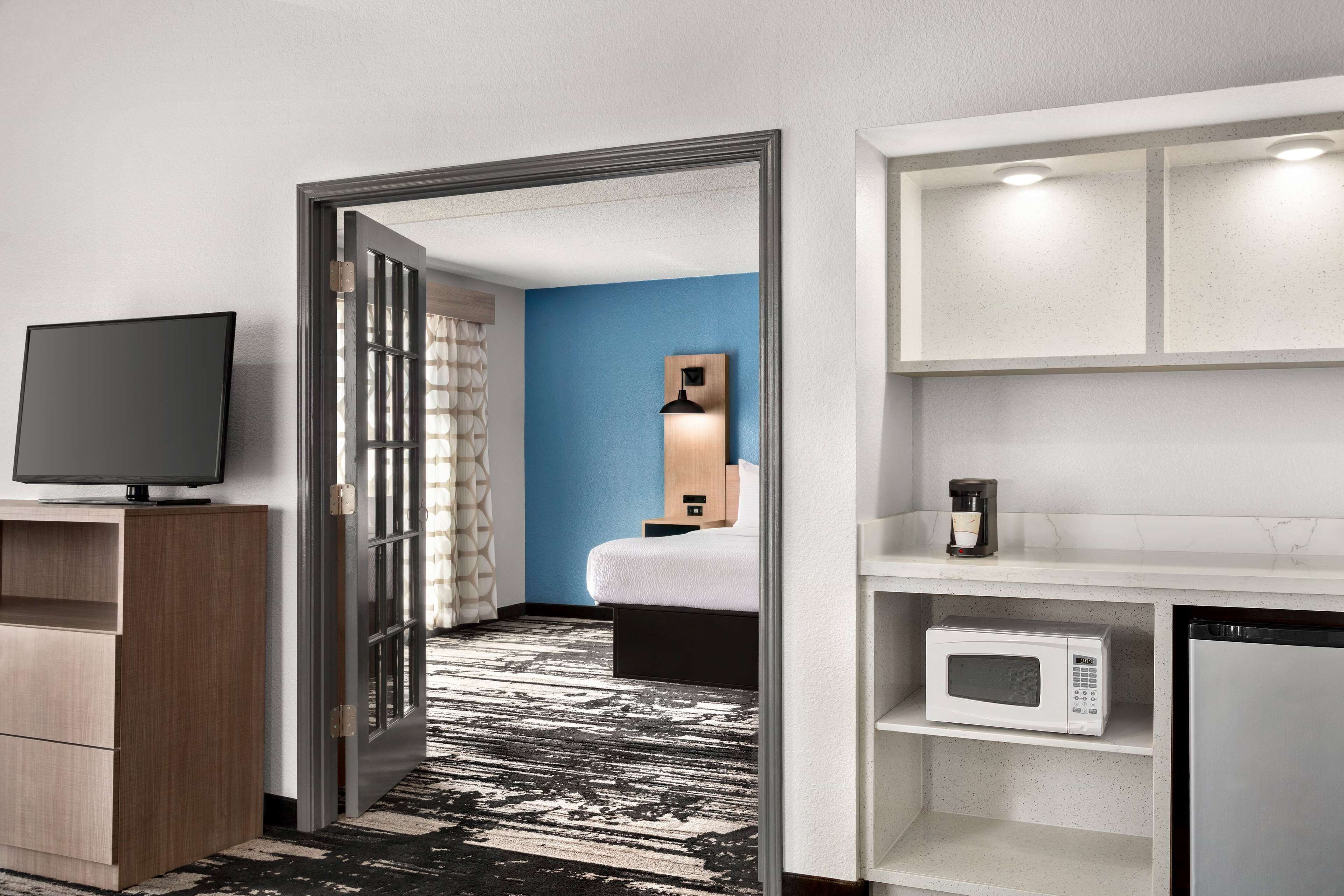 Sviitti, 1 suuri parisänky, tupakointi kielletty | Ylelliset vuodevaatteet, työpöytä, pimennysverhot, silitysrauta/-lauta