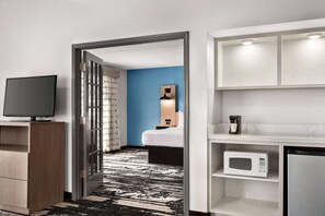 스위트, 킹사이즈침대 1개, 금연 | 고급 침구, 책상, 암막 커튼, 다리미/다리미판