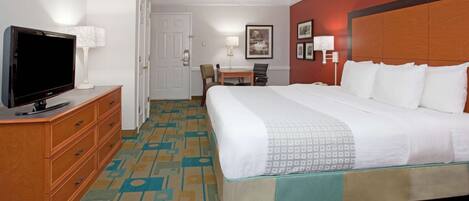 Une chambre d’hôtel équipée d’un lit, d’une télévision, d’un bureau et d’une chaise.