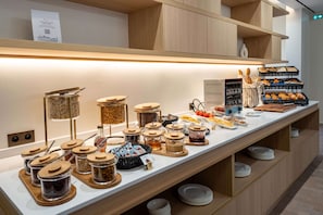 Bữa sáng buffet hàng ngày (17 EUR/mỗi người)