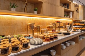 Daily buffet breakfast for a fee - Hôtel Astra Opéra - Astotel (Paris)