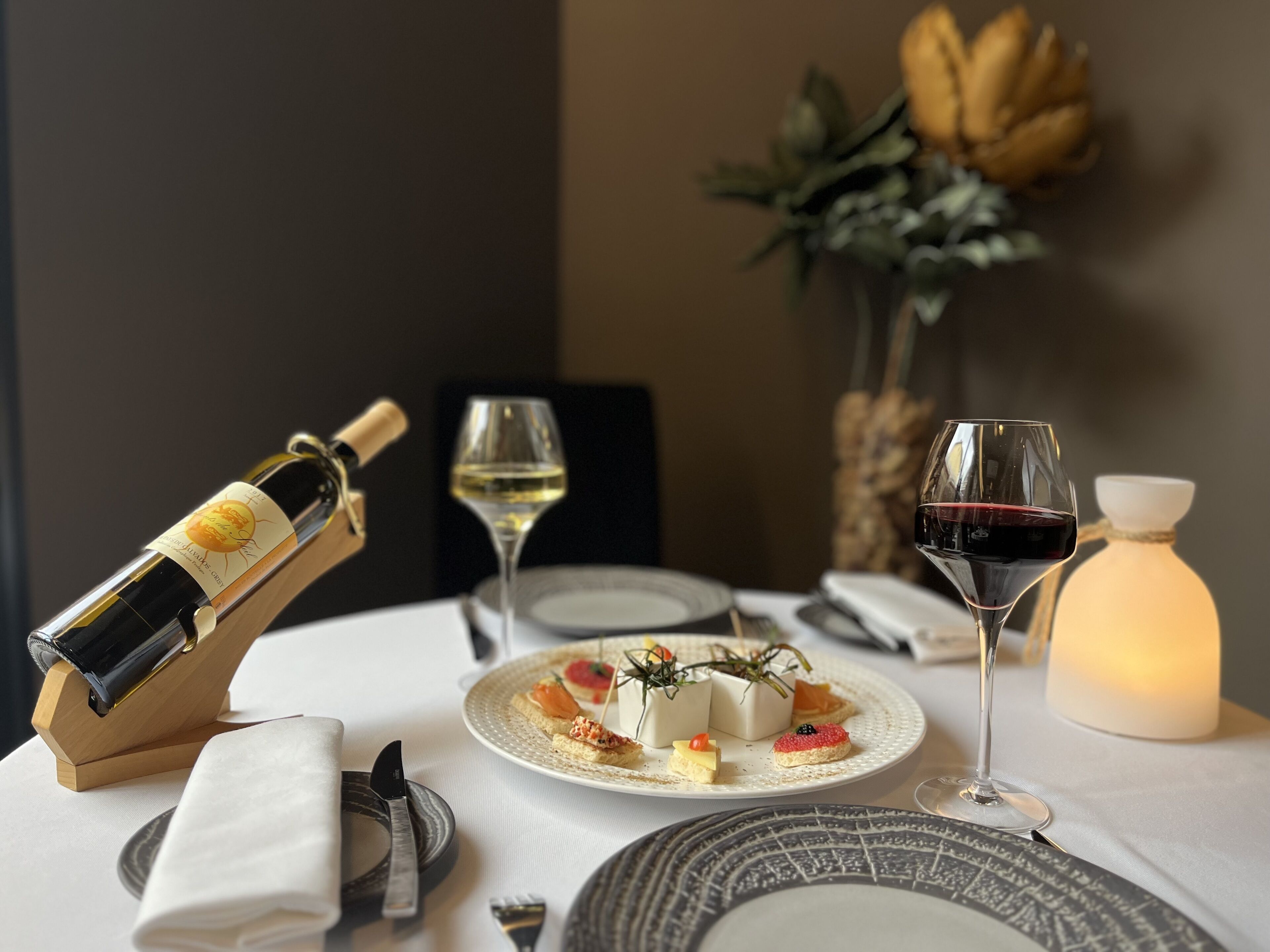 2 restaurants, breakfast, lunch, dinner served; french cuisine