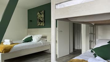 Habitación cuádruple Confort | Decoración personalizada, muebles diferentes y escritorio