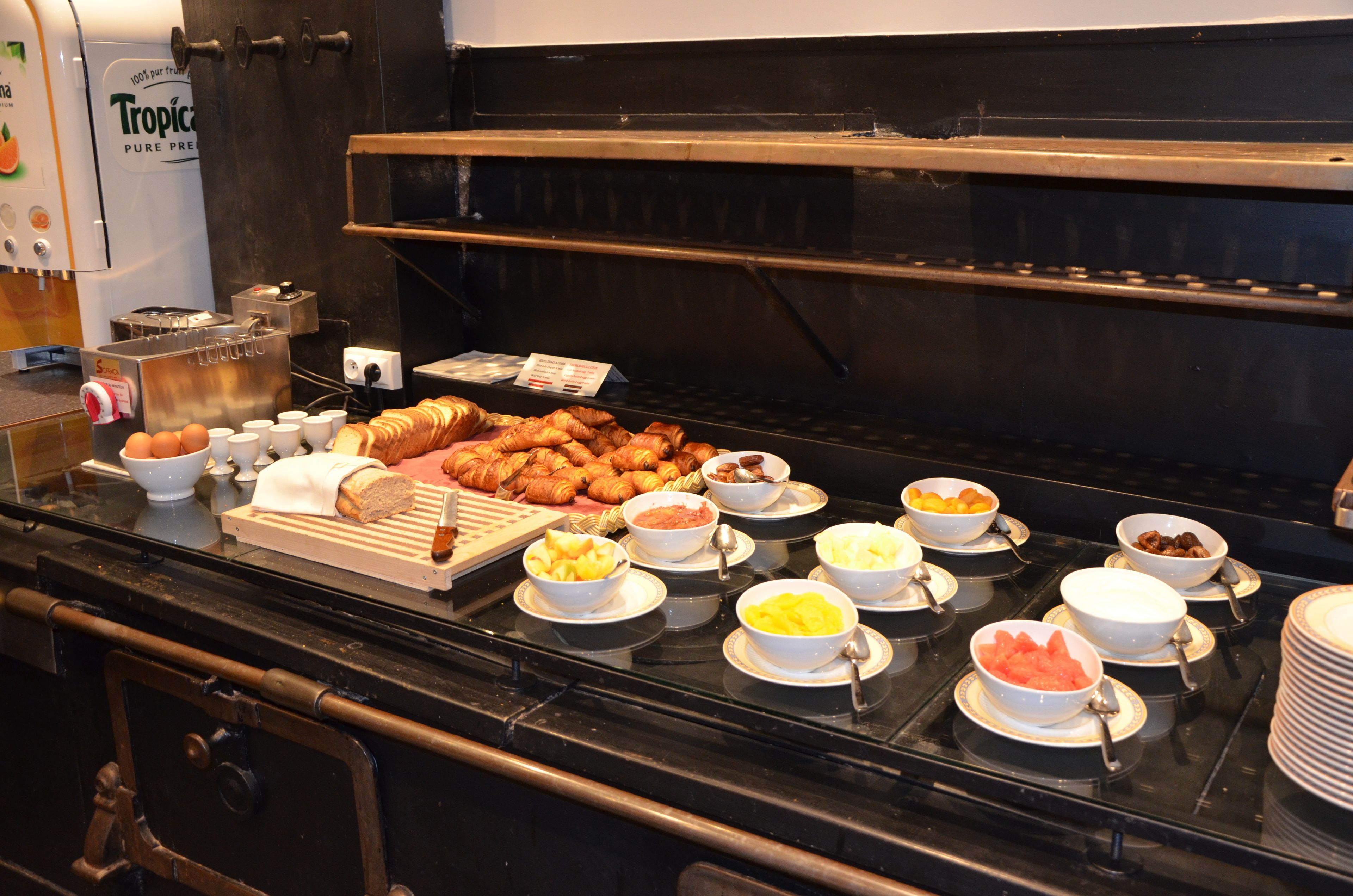 بوفيه فطور يوميًا بتكلفة قدرها (12.50 EUR للشخص)