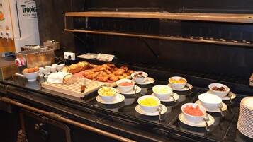 Desayuno buffet (EUR 12 por persona)