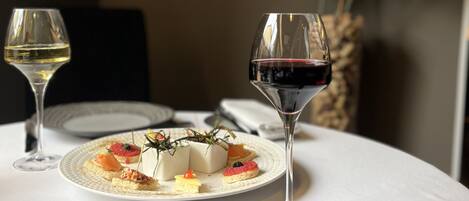 2 restaurants, breakfast, lunch, dinner served; French cuisine