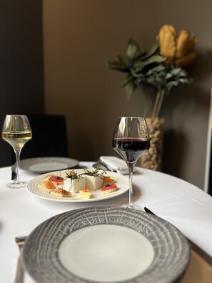 2 restaurantes; se sirven desayunos, almuerzos, cenas y cocina francesa 