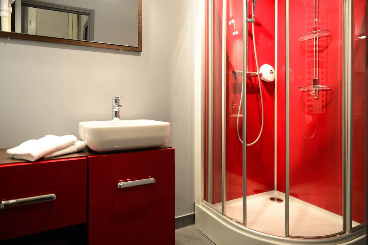 Kostenlose Toilettenartikel, Haartrockner, Handtücher