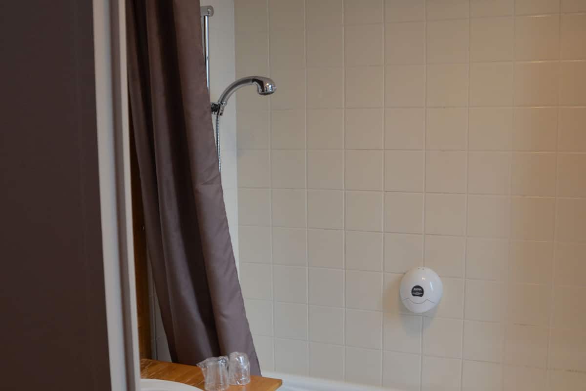 Kostenlose Toilettenartikel, Haartrockner, Handtücher