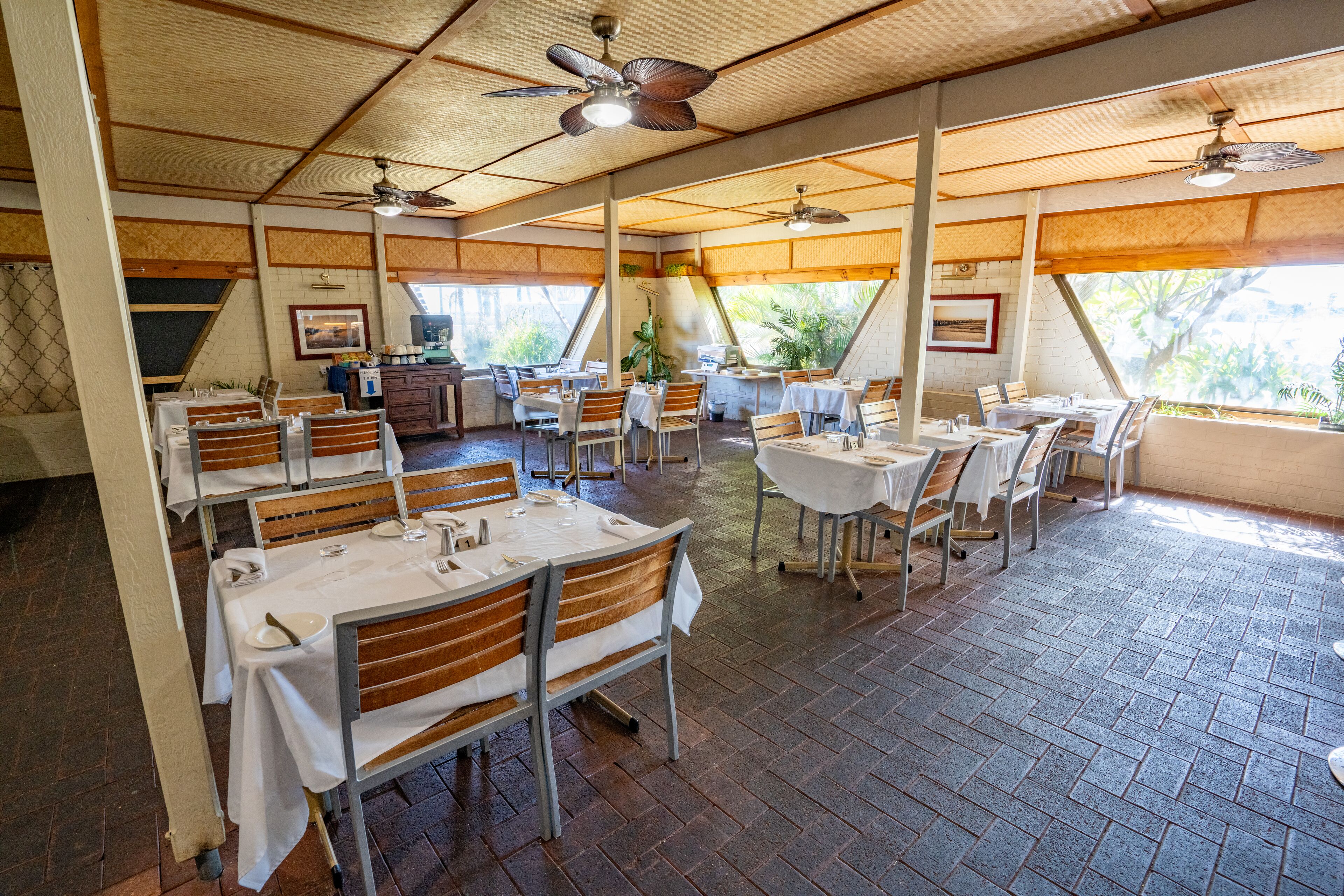 breakfast, dinner served; international cuisine, al fresco dining