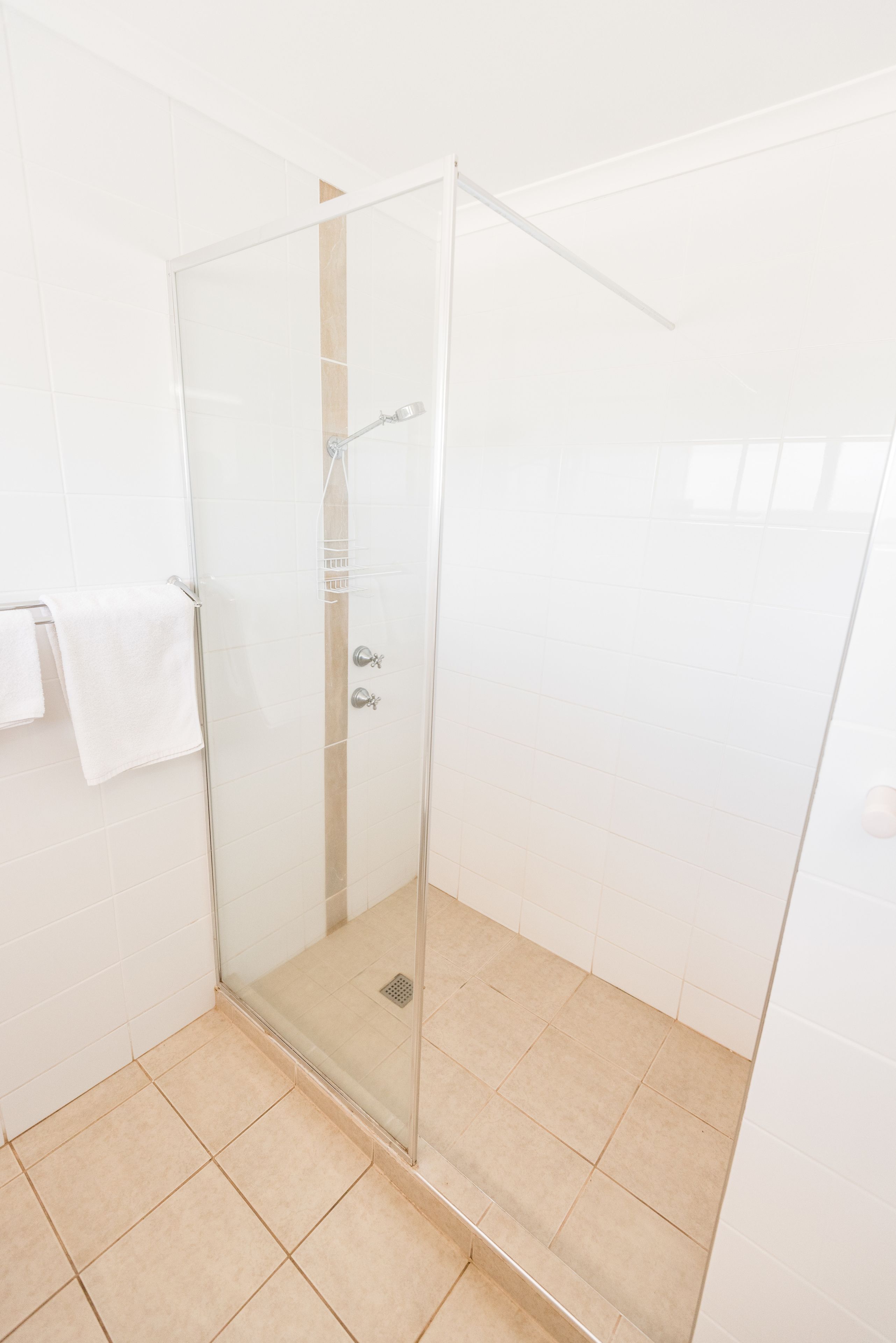 executive room, 1 king bed | bathroom shower