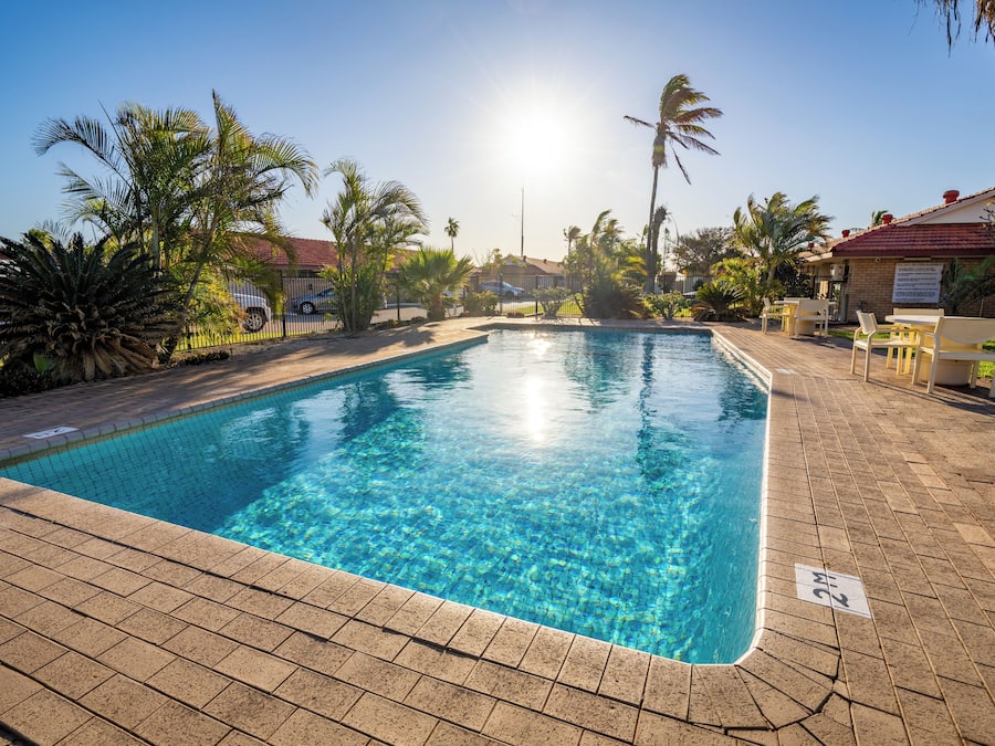 Kolam renang outdoor, dengan kursi berjemur