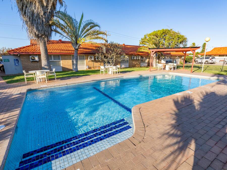 屋外プール、サンラウンジャー