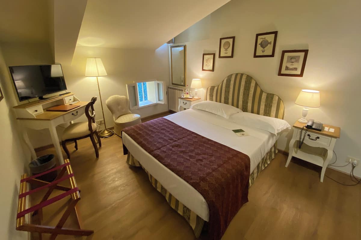 Minibar, desk, free WiFi, bed sheets