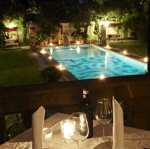 Piscina externa sazonal, funciona das 7h às 19h, espreguiçadeiras