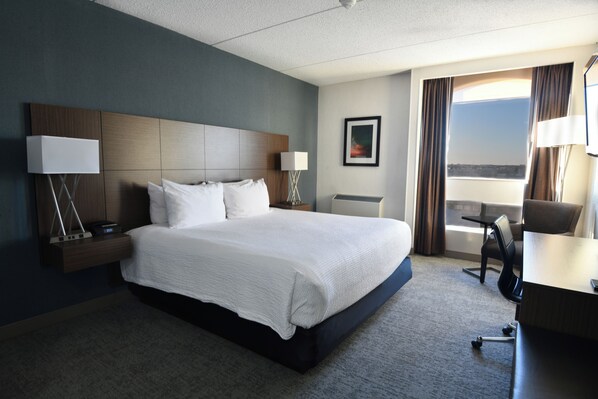 Luxe beddengoed, pillowtop-bedden, een bureau, verduisterende gordijnen