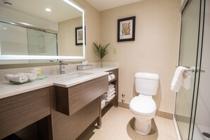 Shower, eco-friendly toiletries, hair dryer, towels - Victoria Inn Hotel and Convention Centre Winnipeg (Winnipeg)