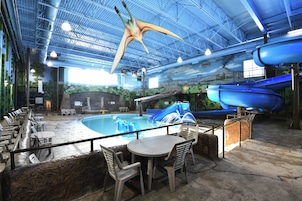 Una piscina techada, sillones reclinables de piscina