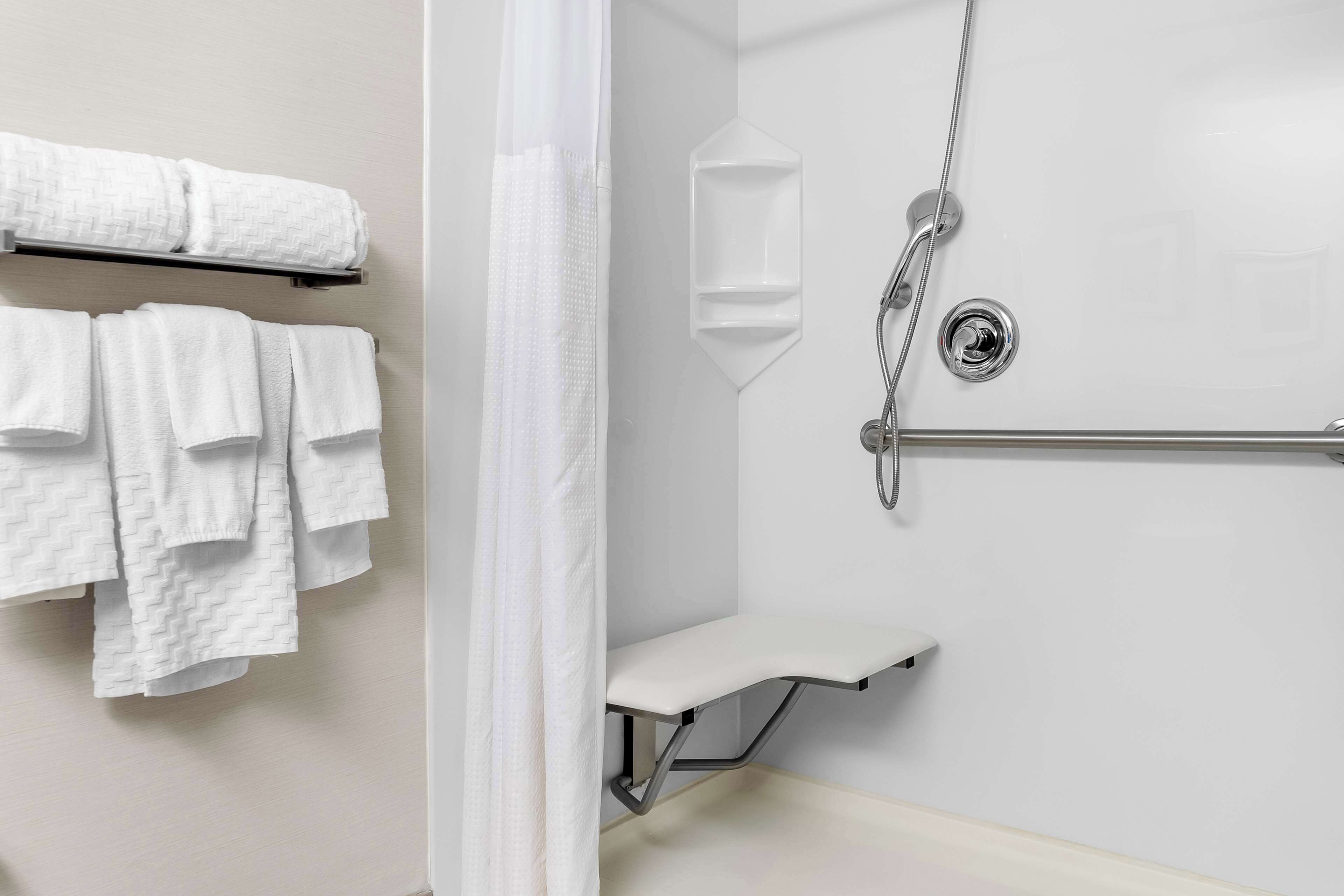 combined shower/bathtub, hair dryer, towels