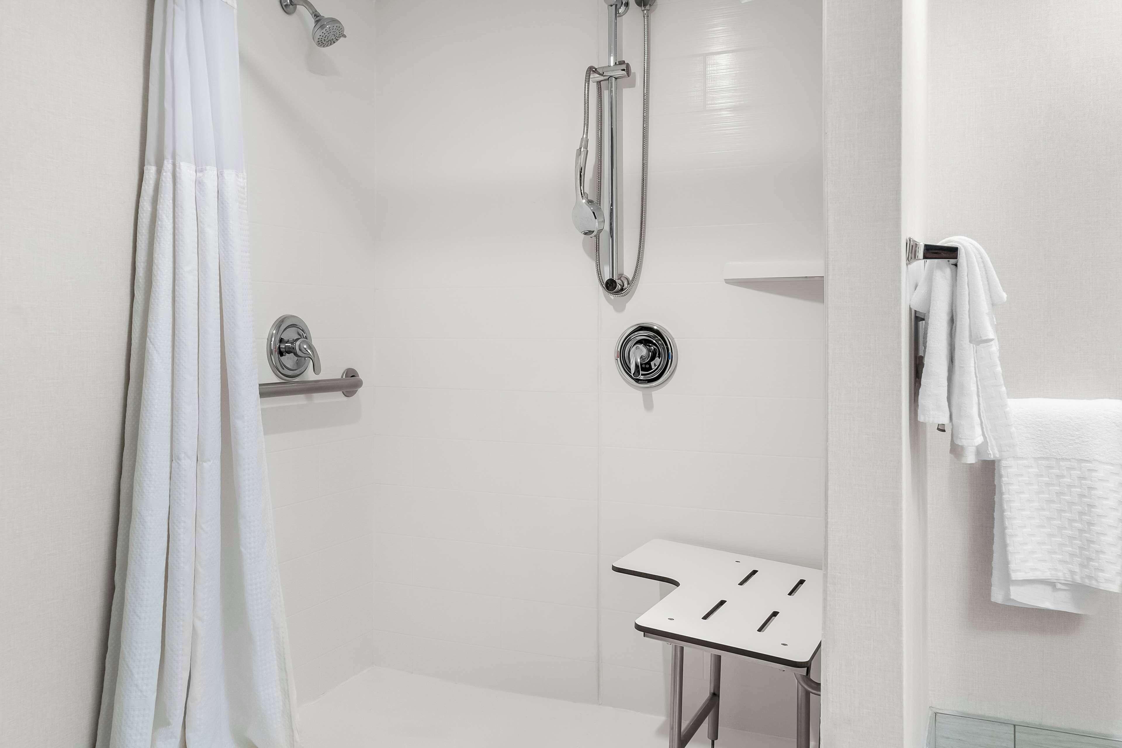 Un baño moderno con ducha, inodoro y lavamanos.