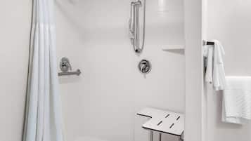Un baño moderno con ducha, inodoro y lavamanos.