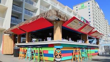 Bar junto a la piscina