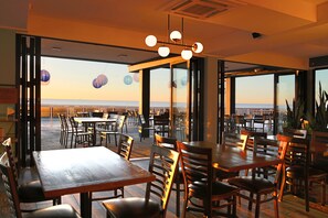 Petit-déjeuner, déjeuner et dîner servis sur place, vue sur la mer