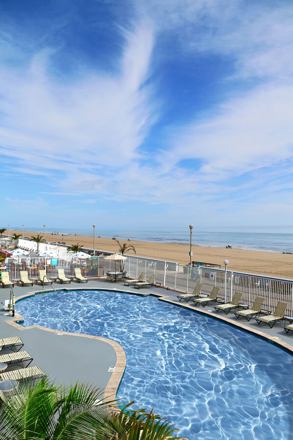 Indoor pool, seasonal outdoor pool, pool loungers