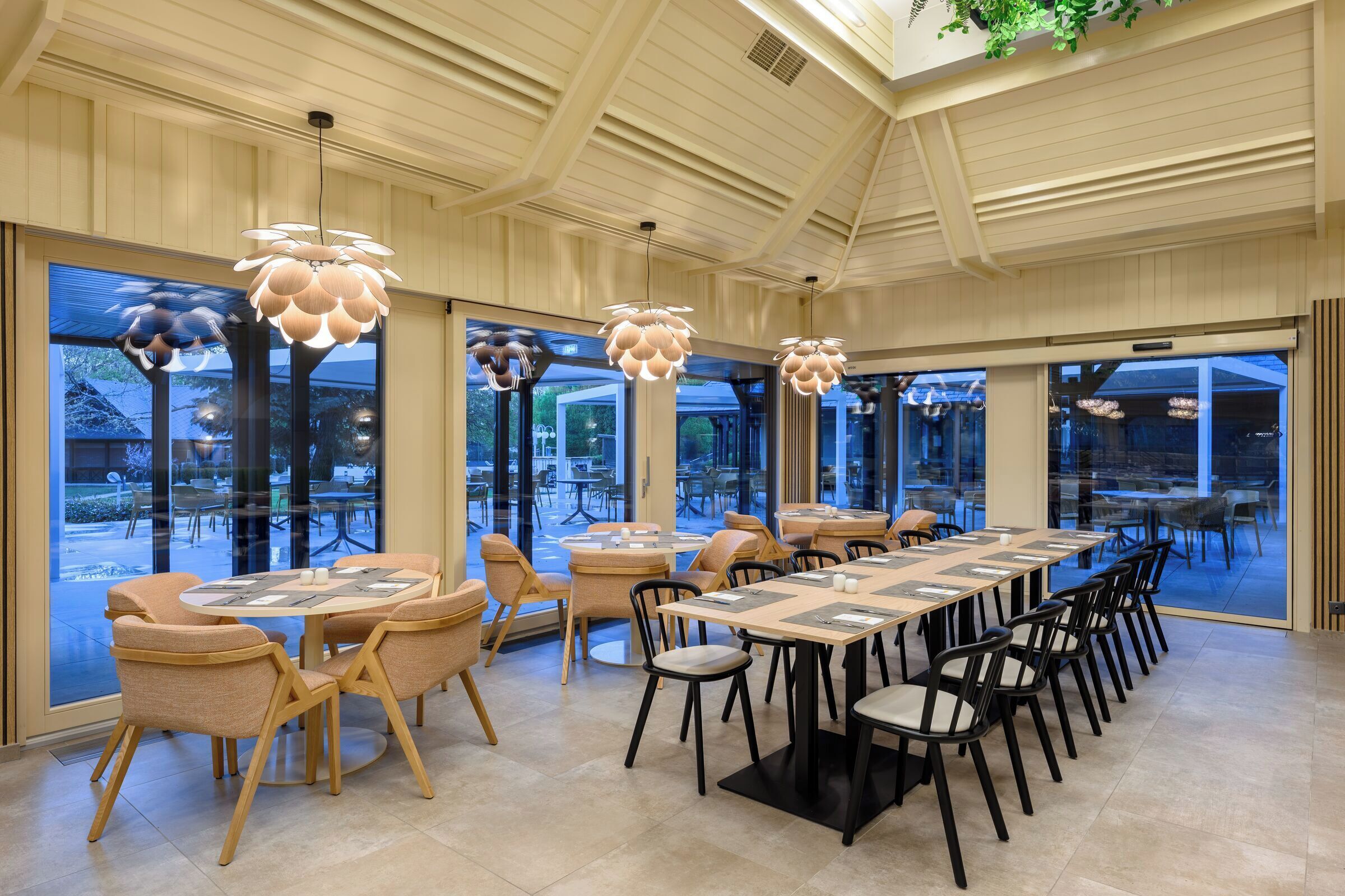 2 restaurants; breakfast, lunch, and dinner served