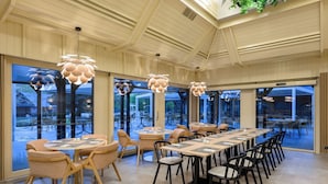 朝食、ランチ、ディナーに営業