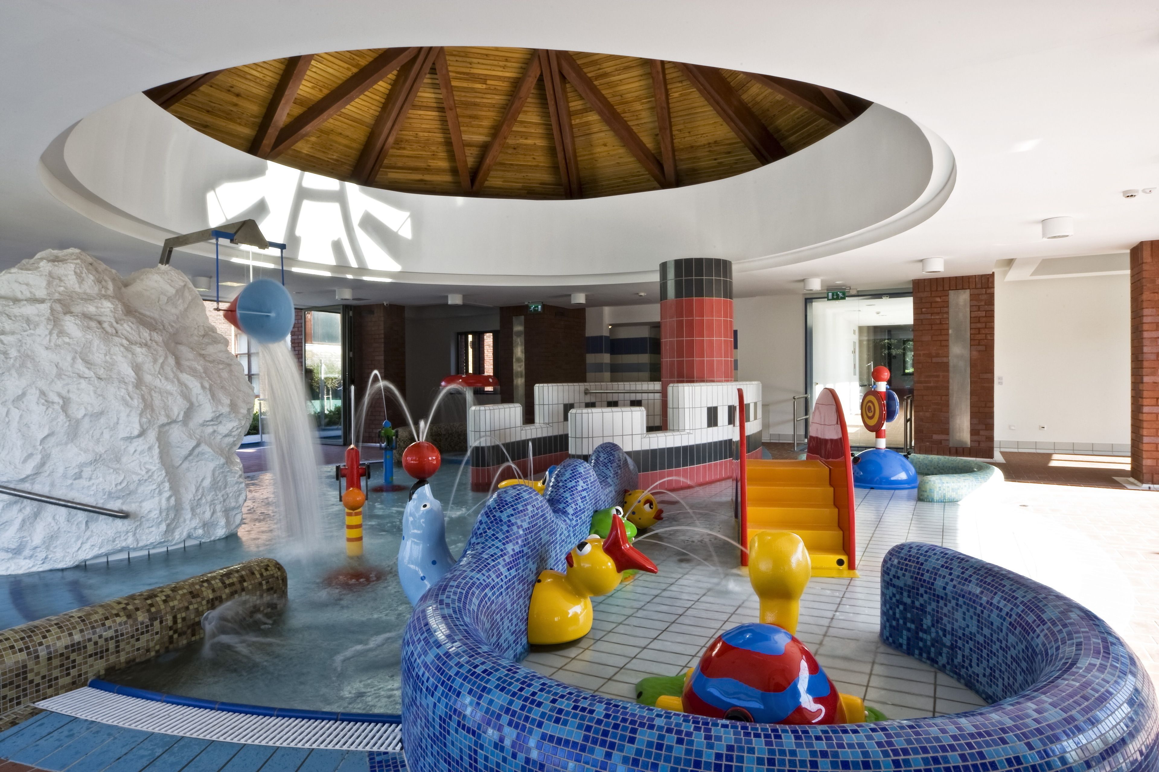 2 sisäuima-allasta, ulkouima-allas, aurinkotuoleja