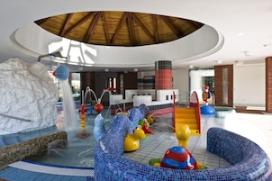 2 piscinas internas, piscina externa, espreguiçadeiras