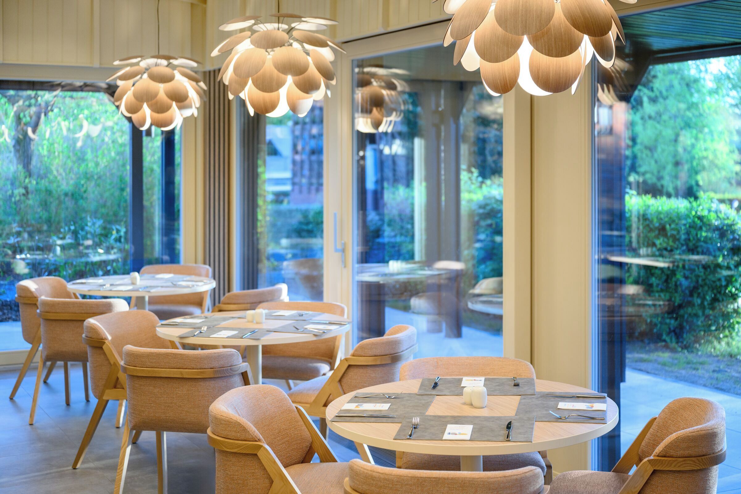 2 restaurants; breakfast, lunch, and dinner served