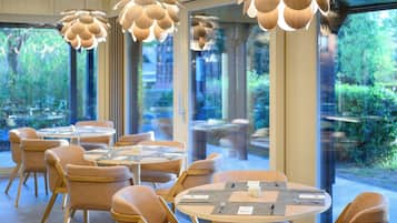2 restaurants; breakfast, lunch, and dinner served