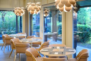 2 restaurants; breakfast, lunch and dinner served 