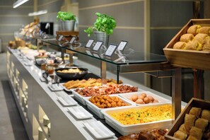 2 restaurantes; se sirve desayuno, almuerzo y cena