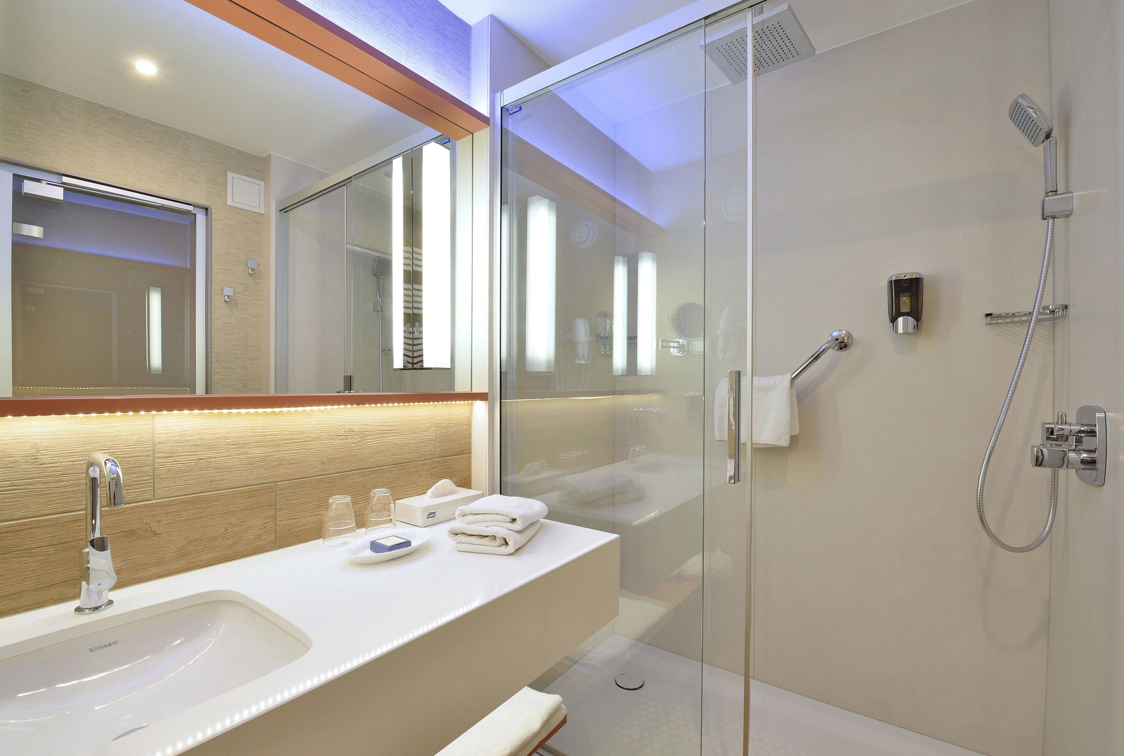 executive double or twin room | bathroom | hair dryer, bathrobes, towels