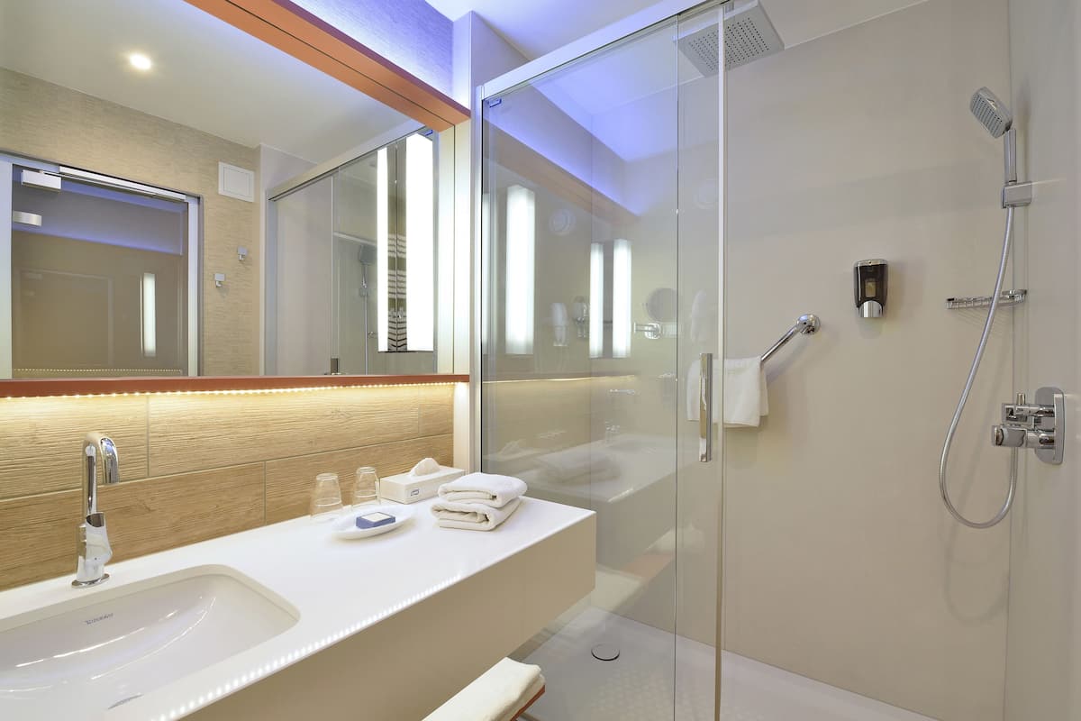 executive double or twin room | bathroom | hair dryer, bathrobes, towels