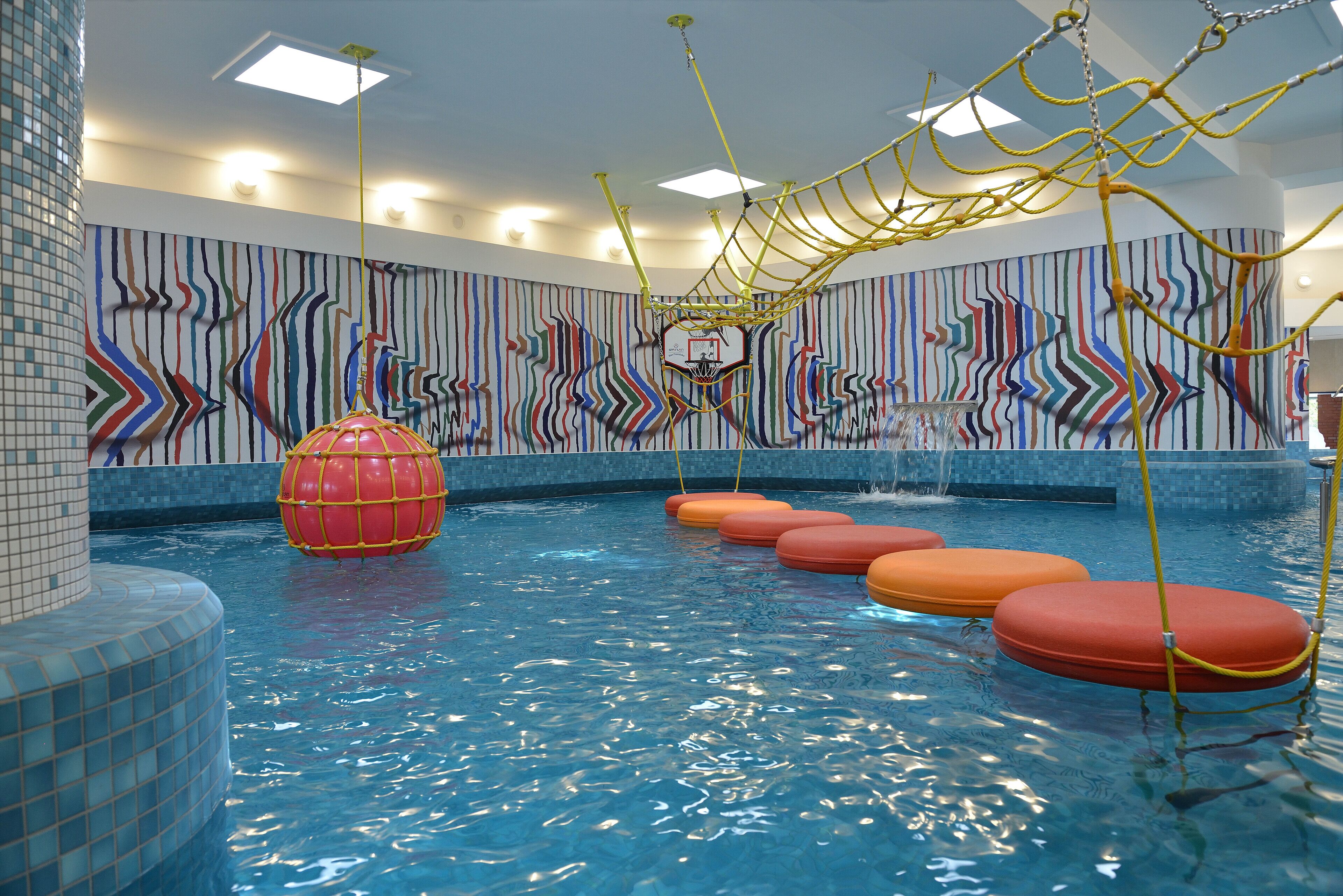 2 indoor pools, outdoor pool, sun loungers