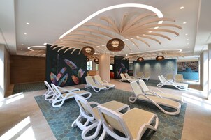 2 室内游泳池，室外游泳池，日光浴躺椅