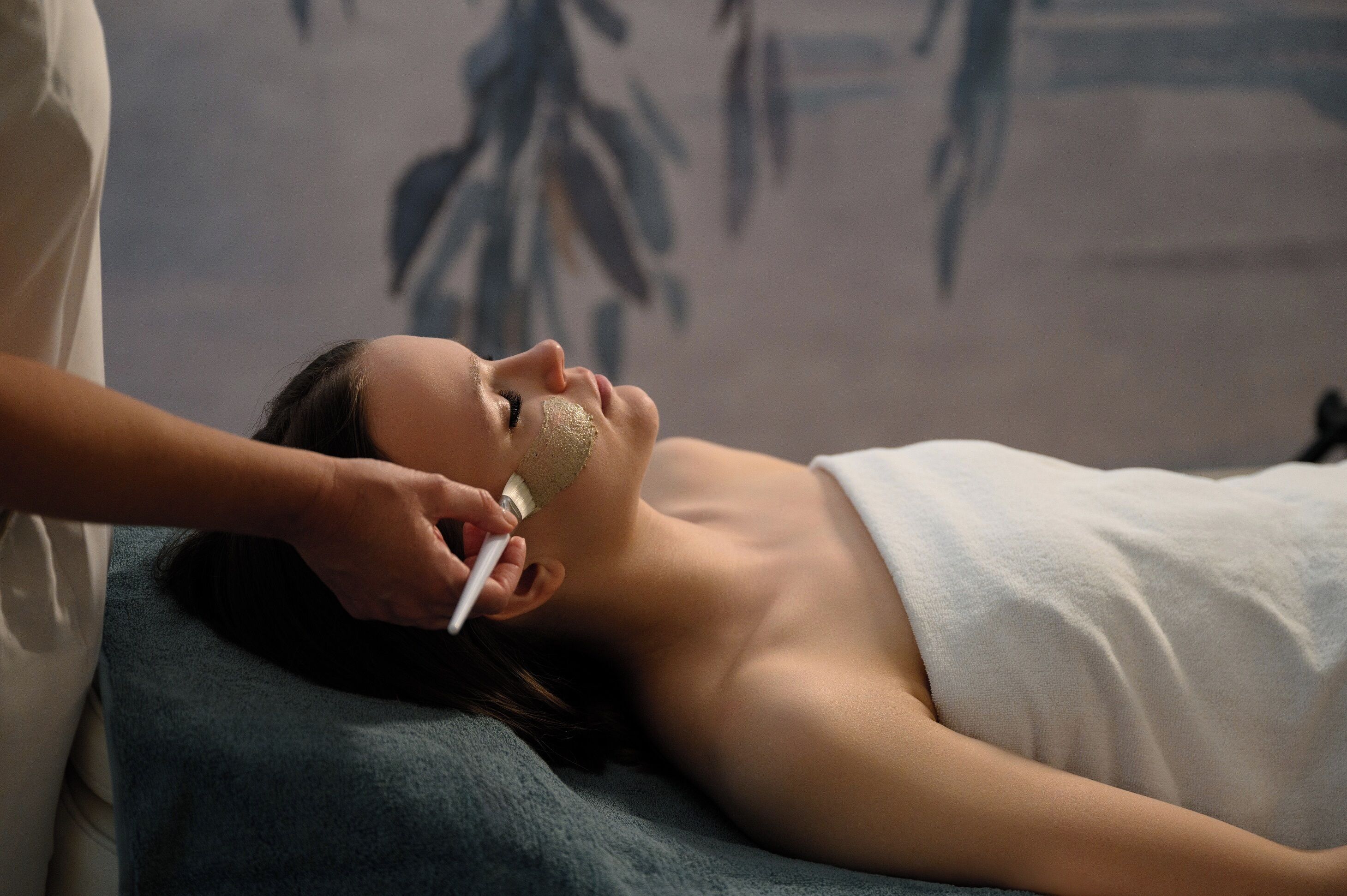 Una persona recibiendo un tratamiento facial en un spa.
