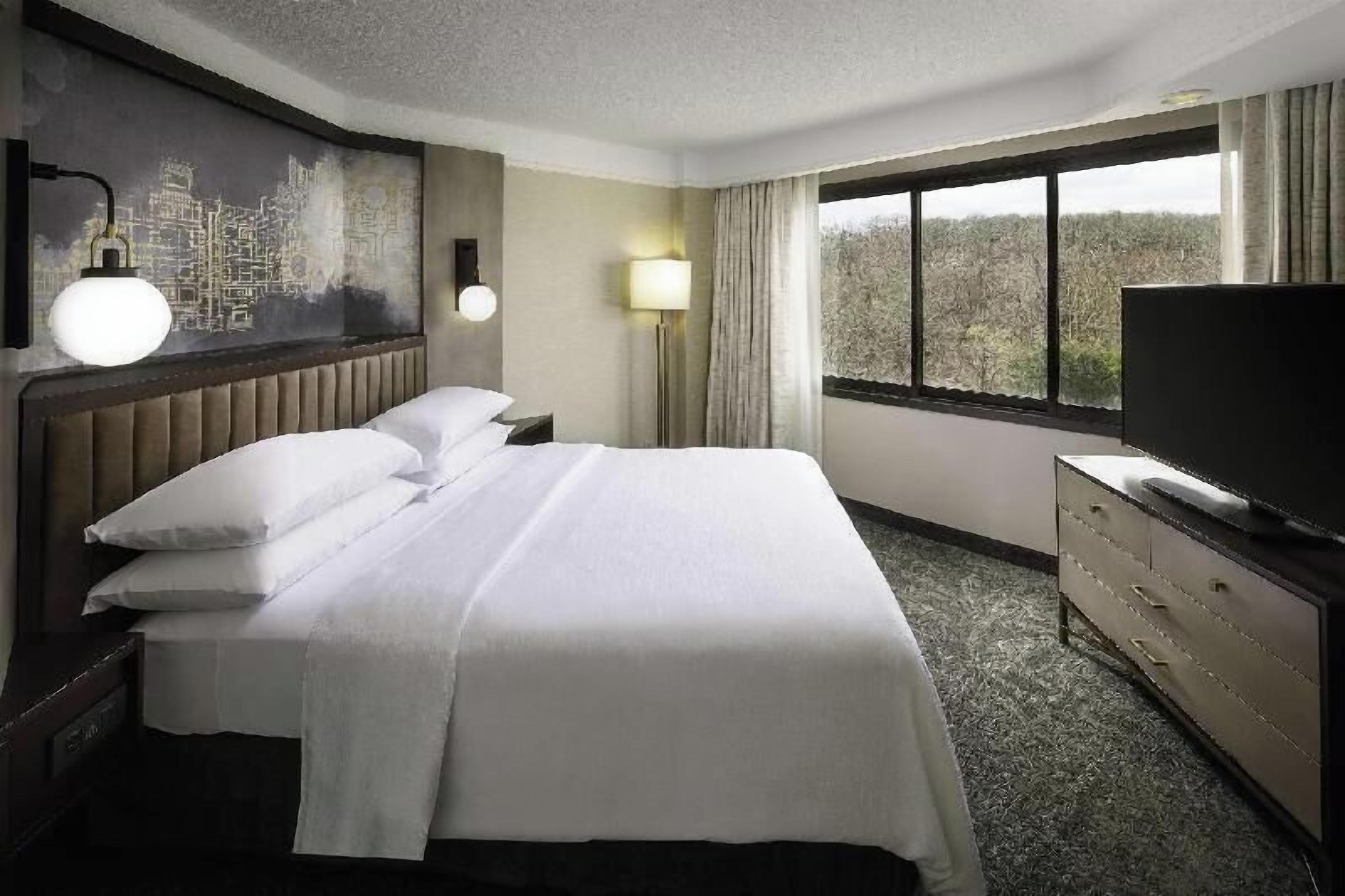 Hypo-allergenic bedding, in-room safe, desk, laptop workspace