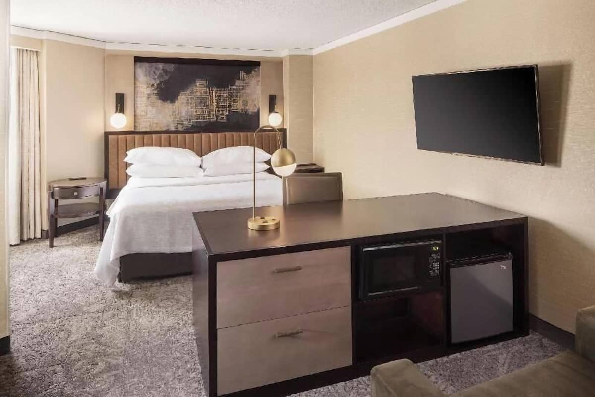 Ropa de cama hipoalergénica y caja de seguridad en la habitación