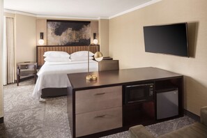 Ropa de cama hipoalergénica y caja de seguridad en la habitación 