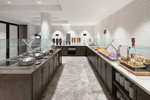 Café da manhã com buffet grátis todos os dias